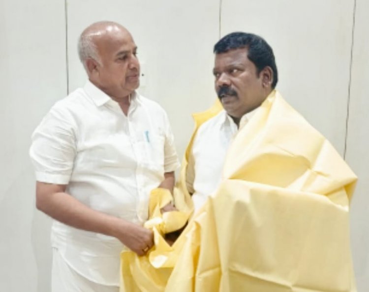 எம்.சி இரகு மரியாதை நிமித்தமாக தமிழக காங்கிரஸ் தலைவர் செல்வப் பெருந்தகை மற்றும் காங்கிரஸ் சட்ட மன்ற தலைவர் ராஜேஷ் குமார் ஆகியோரை நேரில் சந்தித்து பொன்னாடை அணிவித்து மரியாதை செலுத்தி வாழ்த்து பெற்றார்.!