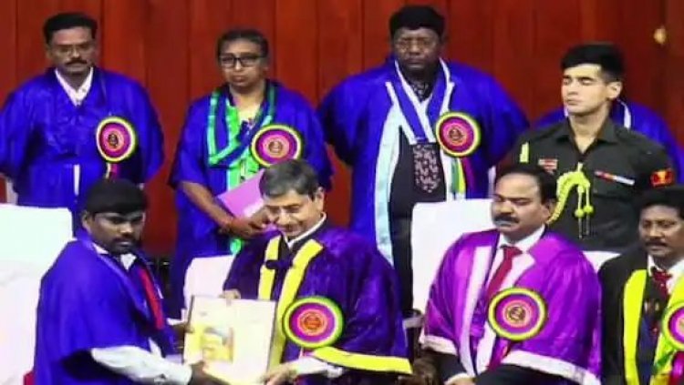 முதல்வர் ஸ்டாலின் படத்துடன் ஆளுநரிடம் பட்டம் பெற்ற மாணவர்.!