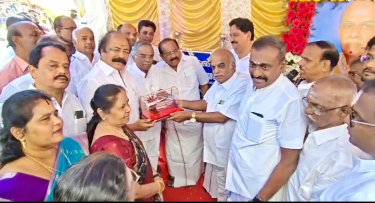 முன்னாள் காங்கிரஸ் சட்டமன்ற உறுப்பினர் பி.கே.பி.எம். முனுசாமி கவுண்டரின் நினைவாக அமைக்கப்பட்டுள்ள பி.கே.பி.எம். சாலை பெயர் பலகையை, உணவு மற்றும் உணவு வழங்கல் துறை அமைச்சர் சக்கரபாணி.!