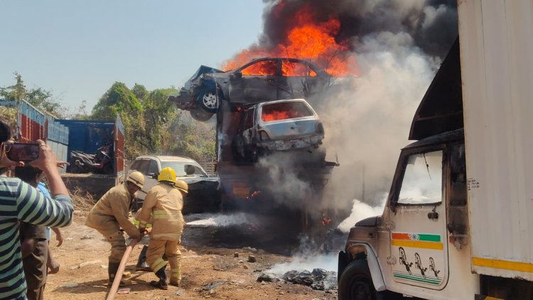 சூளகிரி காவல் நிலையம் அருகே பயங்கர தீ விபத்து : வழக்குகளில் சிக்கிய லாரி, கார்கள் எரிந்து சாம்பல்.!