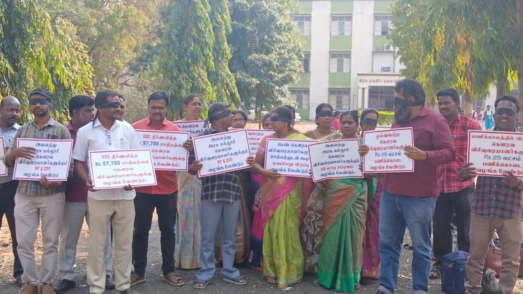 கல்லூரி வளாகத்திற்குள்ளேயே கண்களில் கறுப்பு துணியைக் கட்டியவாறு பணிப் புறக்கணிப்புப் போராட்டத்தில் ஈடுபட்ட விரிவுரையாளர்கள். !