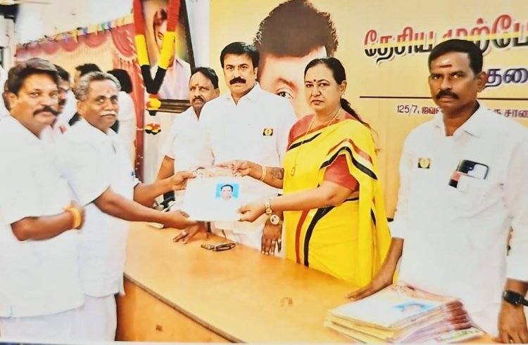 தேமுதிக சார்பில் போட்டியிட தனது விருப்ப மனுவினை மேற்கு ஒன்றிய தேமுதிக செயலாளர் சி.வஜ்ரவேல் செயலாளர் பிரேமலதா விஜயகாந்த் அவர்களிடம் வழங்கினார்.!