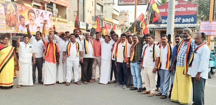 இந்திய கூட்டணியில் தேமுதிக இணைந்ததை அடுத்து கிருஷ்ணகிரியில் தேமுதிக வினர் பட்டாசு வெடித்தும் பொதுமக்களுக்கு இனிப்புகள் வழங்கி உற்சாகமாகக் கொண்டாடினர்.!