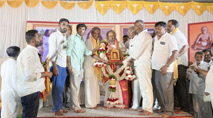 ஓசூர் தட்சின திருப்பதி கோயிலில் வெங்கடேச பெருமாளுக்கு தீபாதாரணை காட்டி வழிபாடு நடத்திய வாழும் கலை அமைப்பின் நிறுவனர் ஸ்ரீஸ்ரீ குருதேவ் ரவிசங்கர்.!