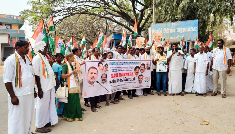 வேப்பனஹள்ளியில் 100 நாள் வேலை திட்டத்தில் மகாத்மா காந்தி பெயரை நீக்கிய மத்திய அரசின் மக்கள் விரோதப்போக்கை கண்டித்து ஆர்ப்பாட்டம். !