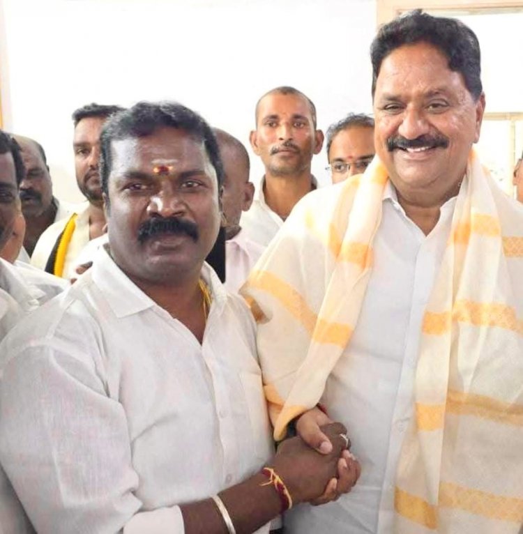 திமுக செயலாளர் மதியழகனை தேமுதிக வர்த்தக அணி செயலாளர் விஜயகாந்த் நேரில் சென்று பொன்னாடை அணிவித்து நன்றி தெரிவித்துக் கொண்டார்.!