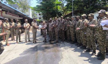 மேட்டுப்பாளையம் சட்டமன்ற தொகுதி பாதுகாப்பு பணிக்கு சிஆர்பிஎப் வீரர்களை பூங்கொத்து கொடுத்து வரவேற்ற துணை கண்காணிப்பாளர்.!