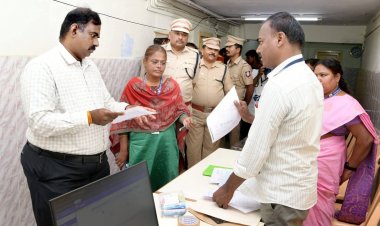 சிங்காரப்பேட்டை மற்றும் மிட்டப்பள்ளி ஊராட்சி ஒன்றிய தொடக்கப்பள்ளிகளில் அமைக்கப்பட்டுள்ள வாக்குச்சாவடி மையங்களை மாவட்ட தேர்தல் அலுவலர்.!