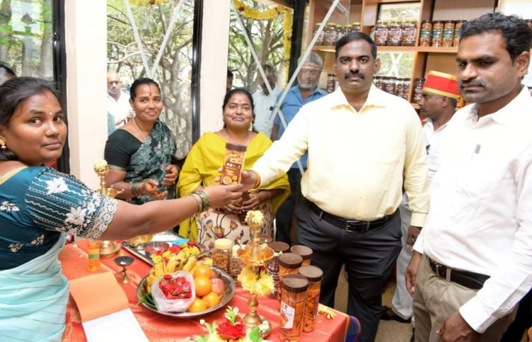 மகளிர் சுய உதவிக்குழுக்கள் தயாரிக்கும் பொருட்கள் விற்பனை மதி அங்காடியை மாவட்ட ஆட்சித்தலைவர் ச.தினேஷ் குமார் திறந்து வைத்தார். !