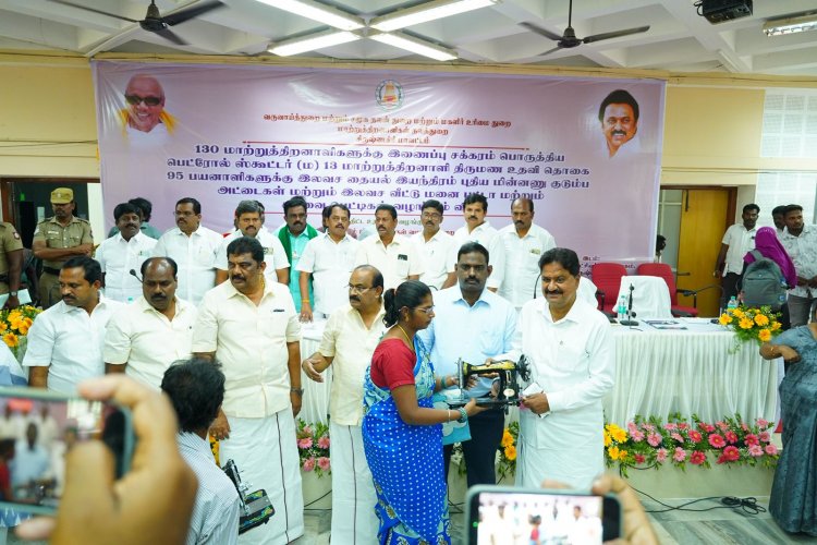 இலவச தையல் இயந்திரங்கள் மற்றும்  புதிய மின்னணு குடும்ப அட்டைகள் , விட்டுமனை பட்டா வழங்கும் விழா.!