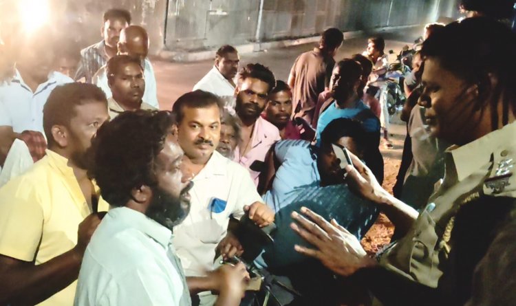 ஒரப்பம் கிராமத்தில் சட்ட மன்ற தேர்தலை புறக்கணிக்க போவதாக வைக்கப்பட்ட பேனரை இரவேடு இரவாக அகற்றிய காவல்துறையினர்.!