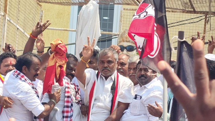 பர்கூர் சட்டமன்ற தொகுதியில் அதிமுக சார்பில் போட்டியிடவுள்ள கோவிந்தராஜ் எம்.ஜி.ஆர். திருஉருவச் சிலைக்கு  மாலை அணிவித்து மரியாதை செலுத்தினார்.!