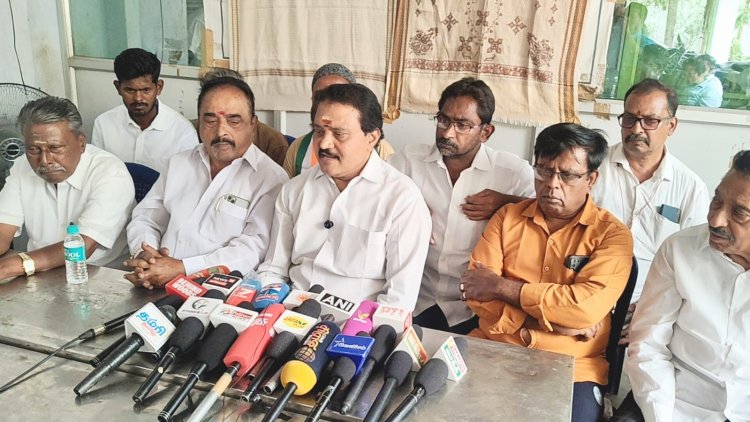 கிருஷ்ணகிரியில் டாக்டர் செல்லக் குமாருக்கு  பதிலாக உள்ளூர் பகுதியை சேர்ந்த்தவருக்கு வாய்ப்பளிக்கப்பட வேண்டும் என காங்கிரஸ் கட்சியினர் வலியுறுத்தல்.