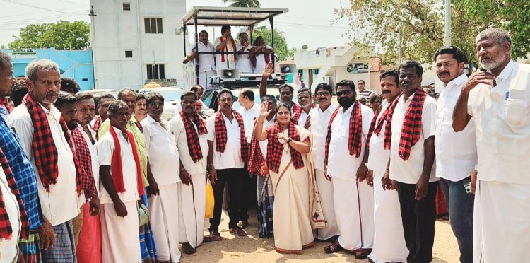 காங்கிரஸ் வேட்பாளருக்கு கிராம மக்கள் பட்டாசு வெடித்தும் ஆரத்தி எடுத்து சிறப்பான வரவேற்பு கொடுத்தனர்.!